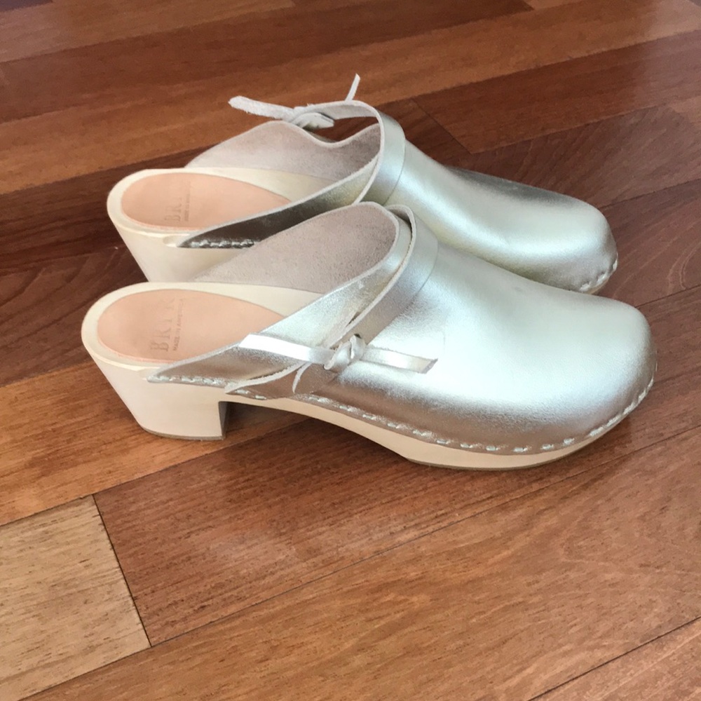 Gold Bryr Clogs